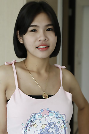 21 yr old shy Thai shemale sucks off tourists cock